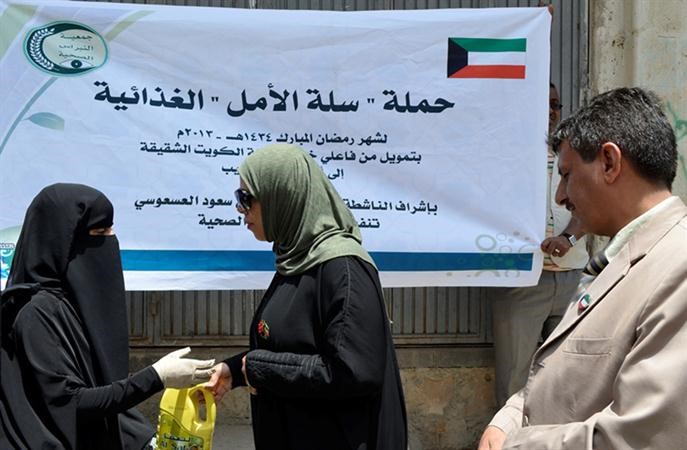 العسعوسي تسلم احدى المستفيدات مؤنتها الغذائية في جمعية النبراس الصحية 