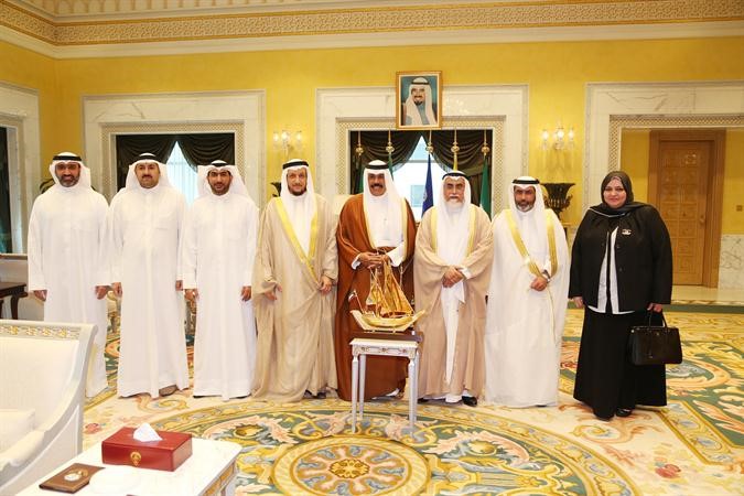سمو ولي العهد الشيخ نواف الاحمد خلال لقائه دعبدالمحسن الخرافي واعضاء وفد الامانة العامة للاوقاف﻿