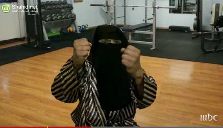 بالفيديو.. مدربة تمارين رياضية «منقبة»