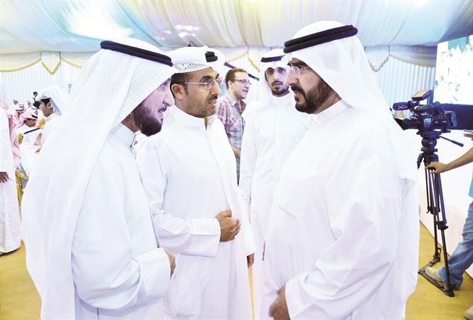 سعدون حماد في حديث جانبي مع بعض الناخبين
