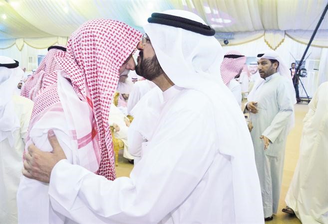 حماد يقبل راس احد كبار السن