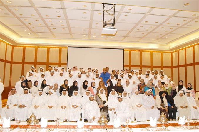الشيخ محمد العبد الله متوسطا المشاركين والمكرمين في الحفل	 متين غوزال﻿