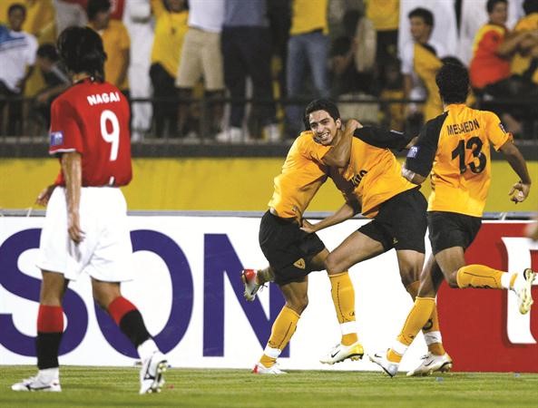 فهد الانصاري يحتفل بتسجيله هدف التقدم في مرمى اوراوا ريد 