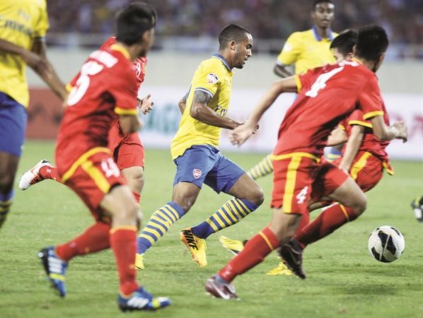نجم ارسنال والكوت يمر من مدافعي منتخب فيتنام في احدى الفرص	 افب﻿