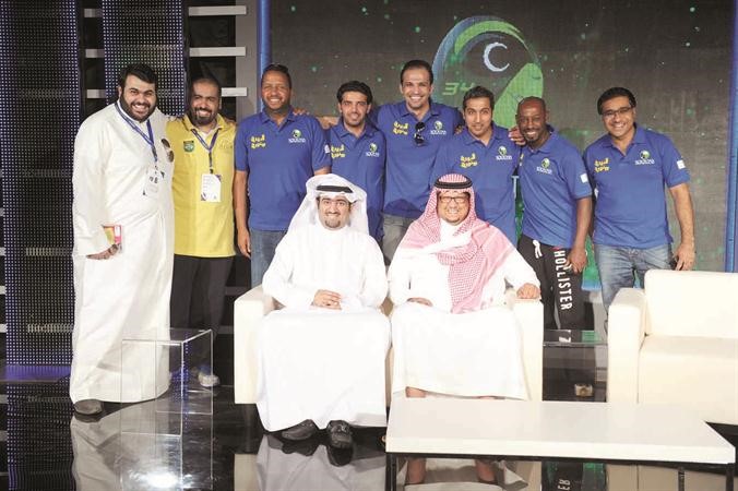 رئيس النصر فيصل بن تركي وخالد الروضان مع اسرة ديوانية الروضان﻿