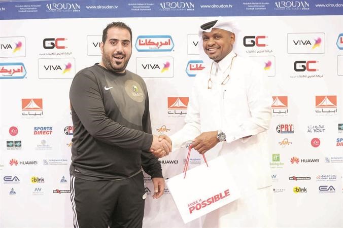 عادل خميس يقدم جائزة افضل لاعب﻿