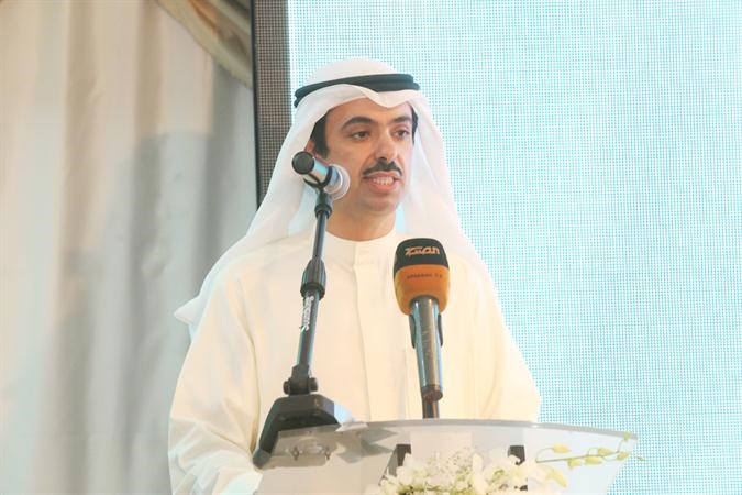 علي الراشد متحدثا في مقر باسل الجاسر