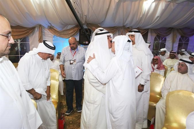 باسل الجاسر يقبل راس احد كبار السن