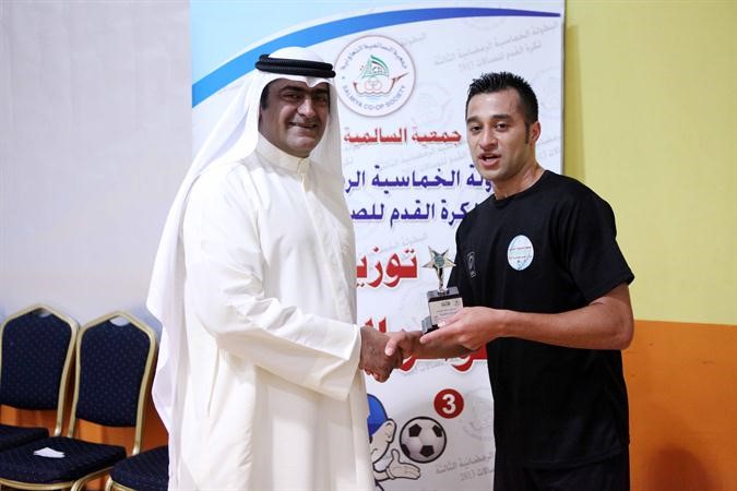 عبدالرحمن الشراح يسلم جائزة افضل لاعب﻿
