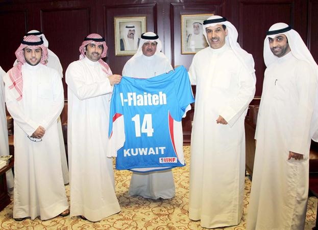 فهيد العجمي يسلم فانيلة منتخب هوكي الجليد الى د حمود فليطح﻿