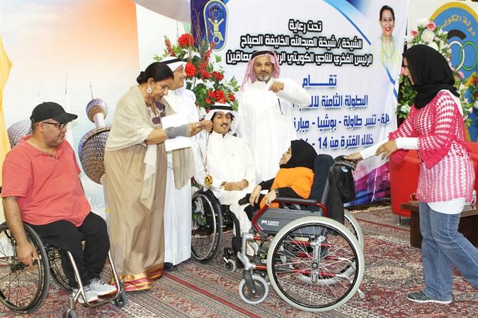 الشيخة شيخة العبدالله تكرم احدى الفائزات بحضور شافي الهاجري ﻿