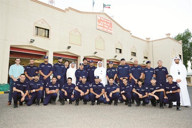 فريق العلاقات والاتصالات ومدير محافظة حولي العقيد محمد المحميد وخليل الاميريتوسطون مركز السالمية الاطفائي﻿