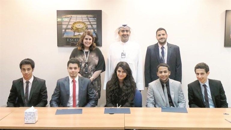 عماد احمد العبلاني في صورة جماعية مع الخريجين ﻿