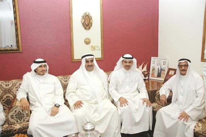 الزميل احمد اسماعيل بهبهاني واحمد حمد الحمد مع مجسار الجسار ووالده انور الكندري
