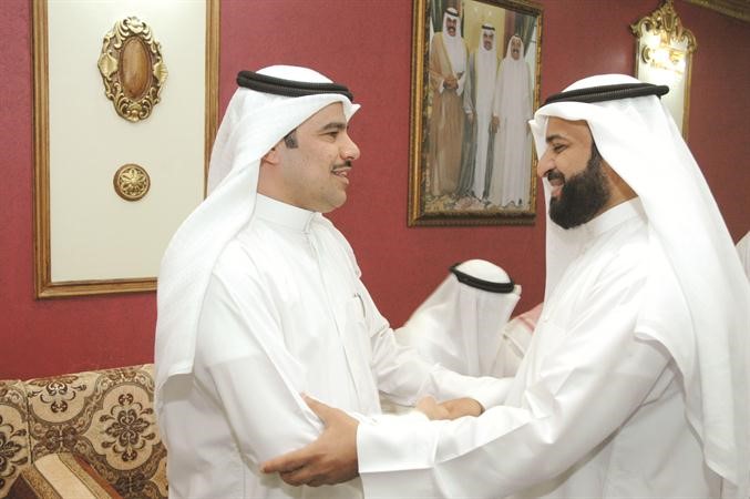 عبدالله العنزي مصافحا مجسار الجسار
