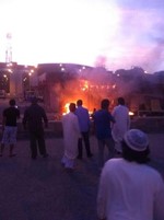 مواطنون ووافدون يتابعون الحريق عن بعد﻿