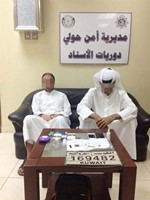 الموقوفان وامامهما المضبوطات