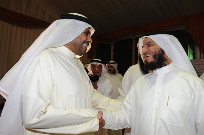 الجبري محتفيا باحد ناخبي الدائرة
