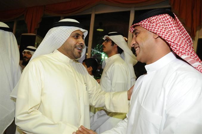 الجبري مصافحا احد الحضور
