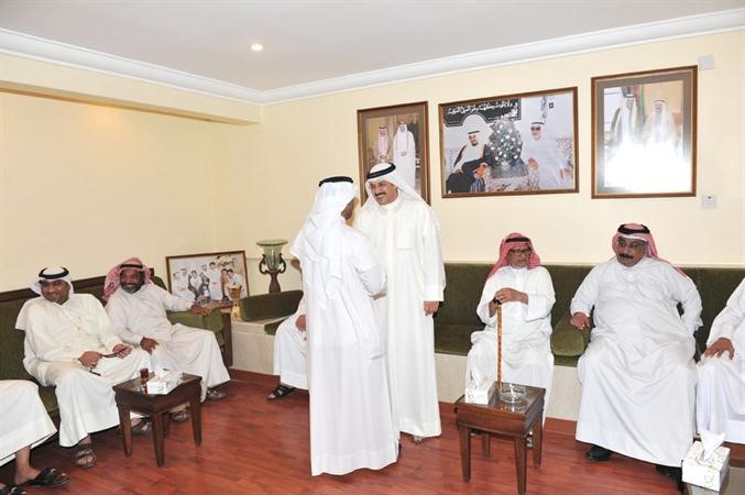 مؤيد الخلف خلال استقباله ابناء الدائرة الرابعة