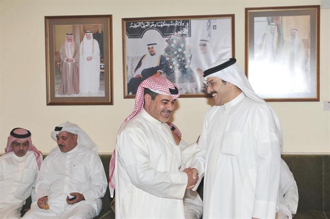 الخلف في حوار مع احد الحضور