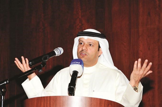 مرشح الدائرة الخامسة فيصل الكندري متحدثا خلال الندوة