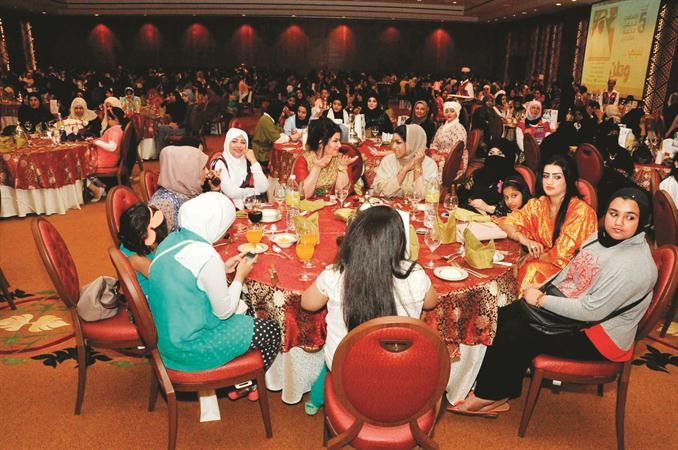 ناخبات الدائرة الخامسة يستمعن لحديث المرشح فيصل الكندري
