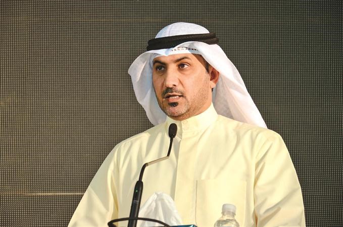 مرشح الدائرة الخامسة ماحمد الشريع متحدثا خلال الندوة
