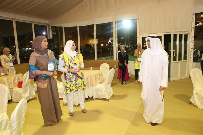 النائب السابق مرشح الدائرة الثالثة احمد المليفي متحدثا الى بعض الناخبات
