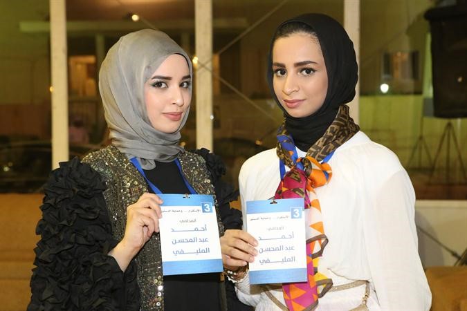 ناخبتان من الدائرة الثالثة تحملان شعار حملة المليفي
