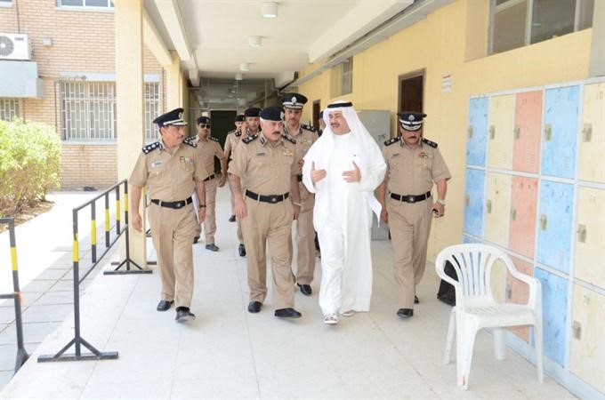 وزير الداخلية الشيخ احمد الحمود وقيادات الوزارة خلال الجولة التفقدية