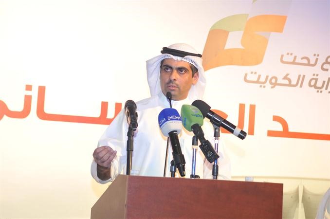 مرشح الدائرة الثانية رياض العدساني متحدثا الى ناخبيه سعود سالم