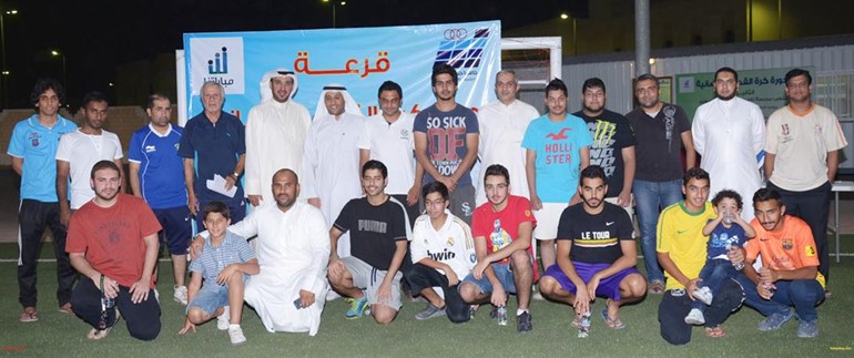 فيصل الانصاري وخالد الهاجري يتوسطان الفرق المشاركة بعد الانتهاء من عملية القرعة