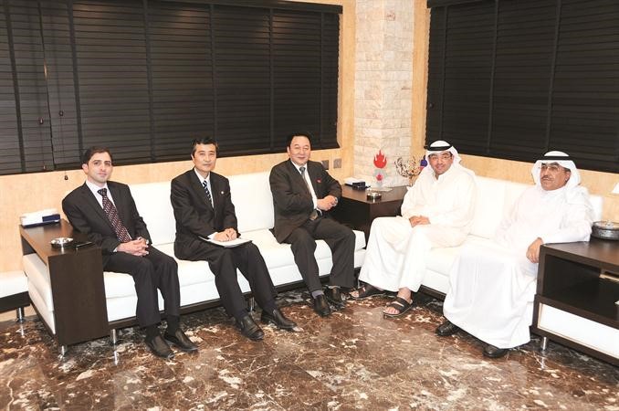 رئيس التحرير الزميل يوسف خالد المرزوق مستقبلا السفير الكوري الشمالي سو تشانغ سيك والمستشار تشوي كانغ بحضور نائب رئيس التحرير الزميل عدنان الراشد ومدير التحرير الزميل محمد الحسيني هاني الشمري﻿