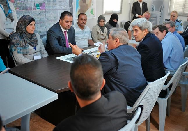 وزير الخارجية الاميركي جون كيري خلال لقائه عددا من اللاجئين السوريين في الزعتريرويترز