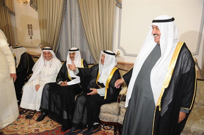 سمو الشيخ ناصر المحمد مرحبا بضيوفه ويبدو سمو الشيخ جابر المبارك والشيخ صباح الخالد ومحمد الصقر﻿
