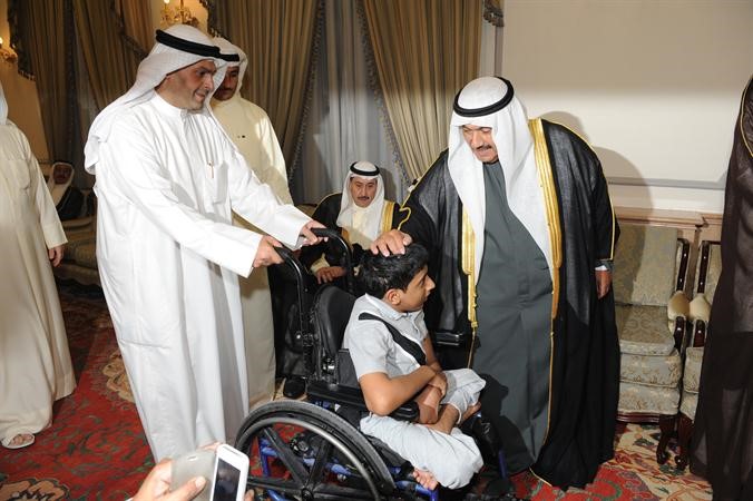 لمسة ابوية من سمو الشيخ ناصر المحمد لاحد المهنئين﻿
