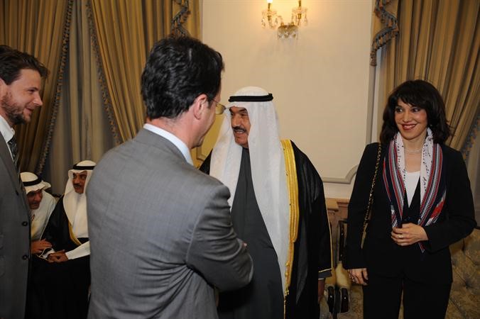 سمو الشيخ ناصر المحمد يتلقى التهاني وتبدو السفيرة الفرنسية ندى يافي﻿