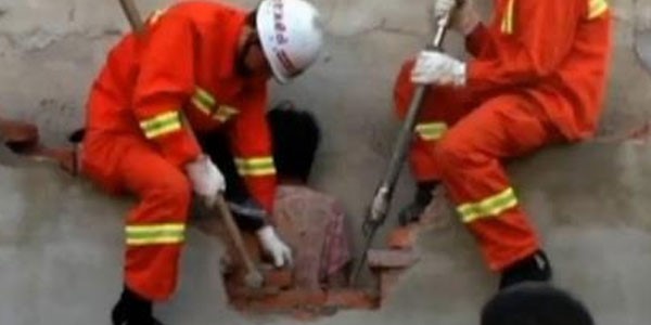 بالفيديو.. إنقاذ صينية علقت بين جدارين 7 ساعات