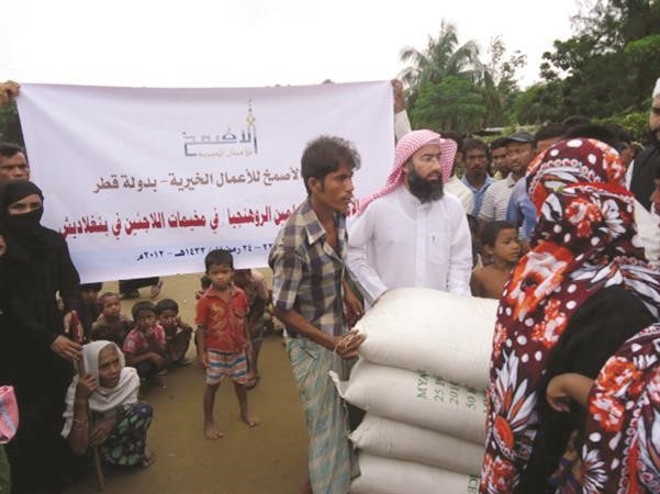 العوضي يوزع المعونات﻿