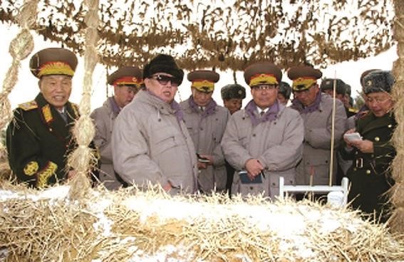 الجنرال كيم جونغ ايل في زيارة ميدانية للوحدات العسكرية مع ضباط الجيش 