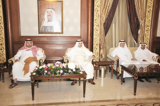 الشيخ طلال المحمد خلال استقباله للامير عبدالله بن مساعد في قاعة التشريفات ﻿
