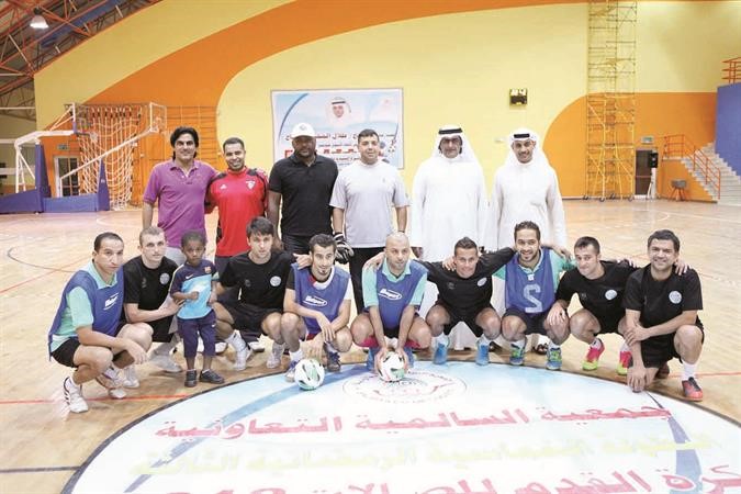 عبدالرحمن الشراح يتوسط الفرق المشاركة