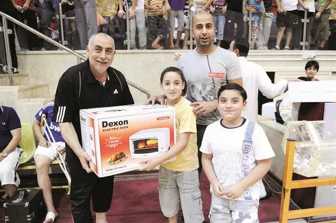 توزيع الجوائز على الجمهور 