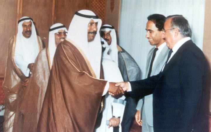 د قصراوي مرحبا بالامير الوالد الشيخ سعد العبدالله رحمه الله وخلفه عبدالرحمن المزروعي