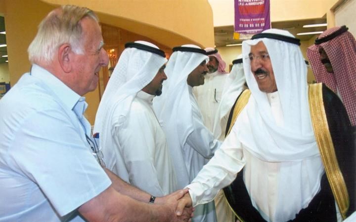 سمو الامير الشيخ صباح الاحمد مصافحا د بسام قصراوي