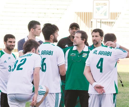 مدرب الاخضر جوزيه روماو يوجه اللاعبين في تدريب سابق﻿