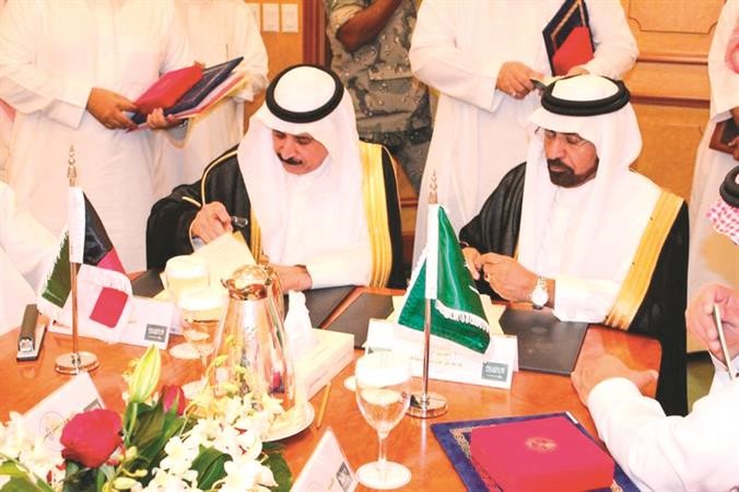 اللواء عبدالله المهنا خلال توقيعه الاتفاقية ويبدو الفريق الركن زميم السواط﻿
