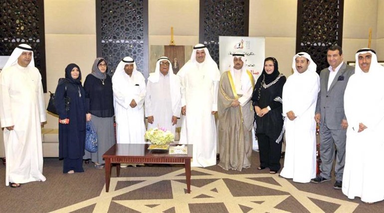 الشيخ سلمان الحمود ودصالح العجيري مع الحضور في الامسية الثقافية