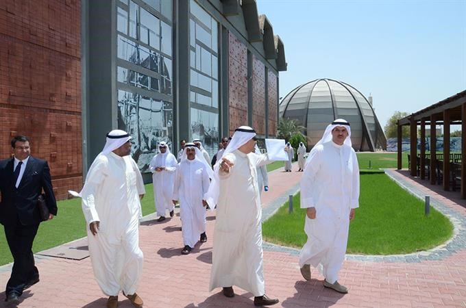  الشيخ سلمان الحمود اثناء زيارته متحف الكويت الوطني 